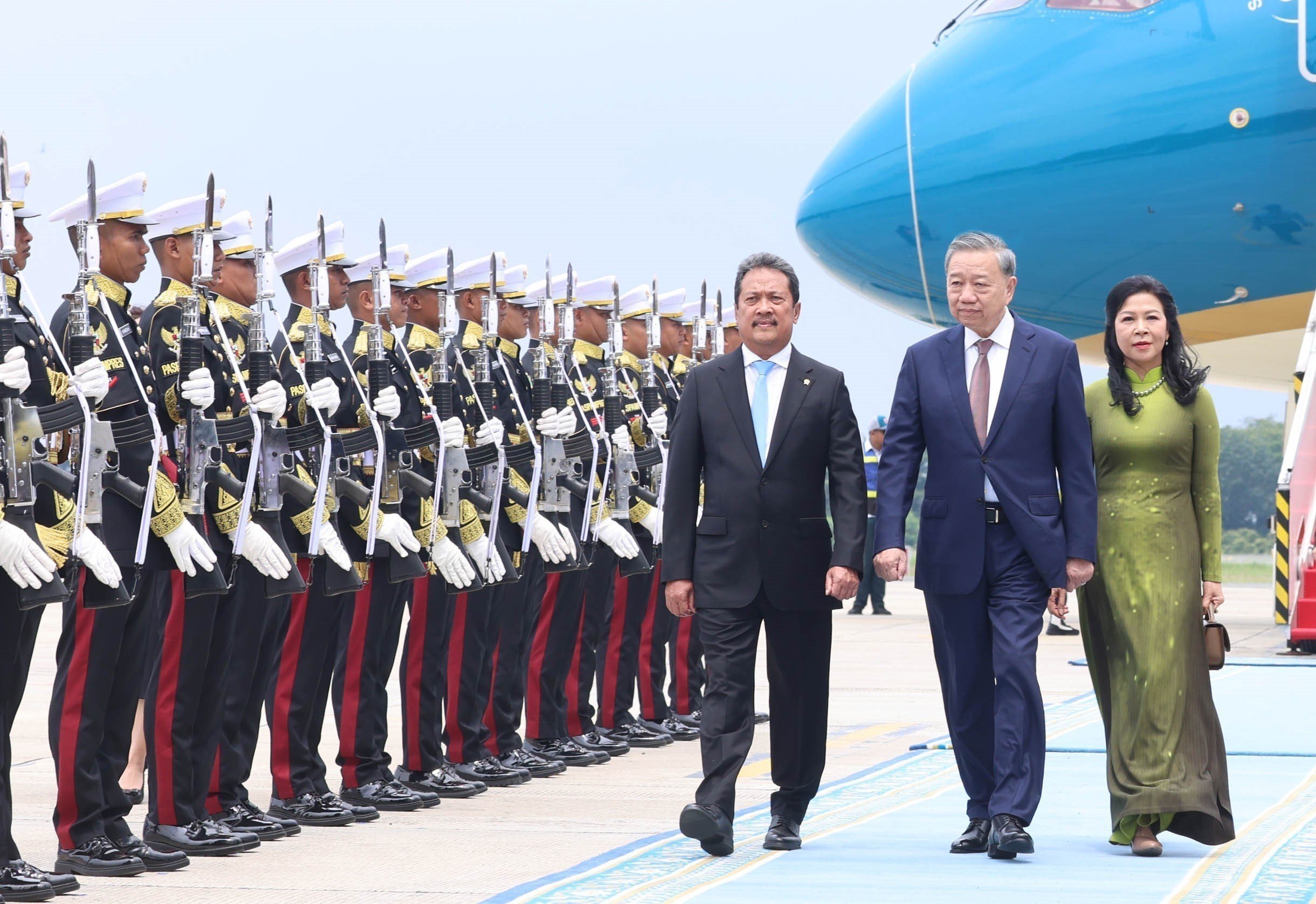 Indonesia bắn 7 phát đại bác tại sân bay chào mừng Tổng Bí thư Tô Lâm - Ảnh 1.