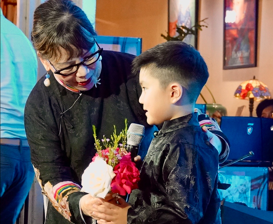 ទស្សនិកជនបានក្លាហានក្នុងភ្លៀងដើម្បីច្រៀងបទ Trịnh Công Sơn - Ảnh 3.