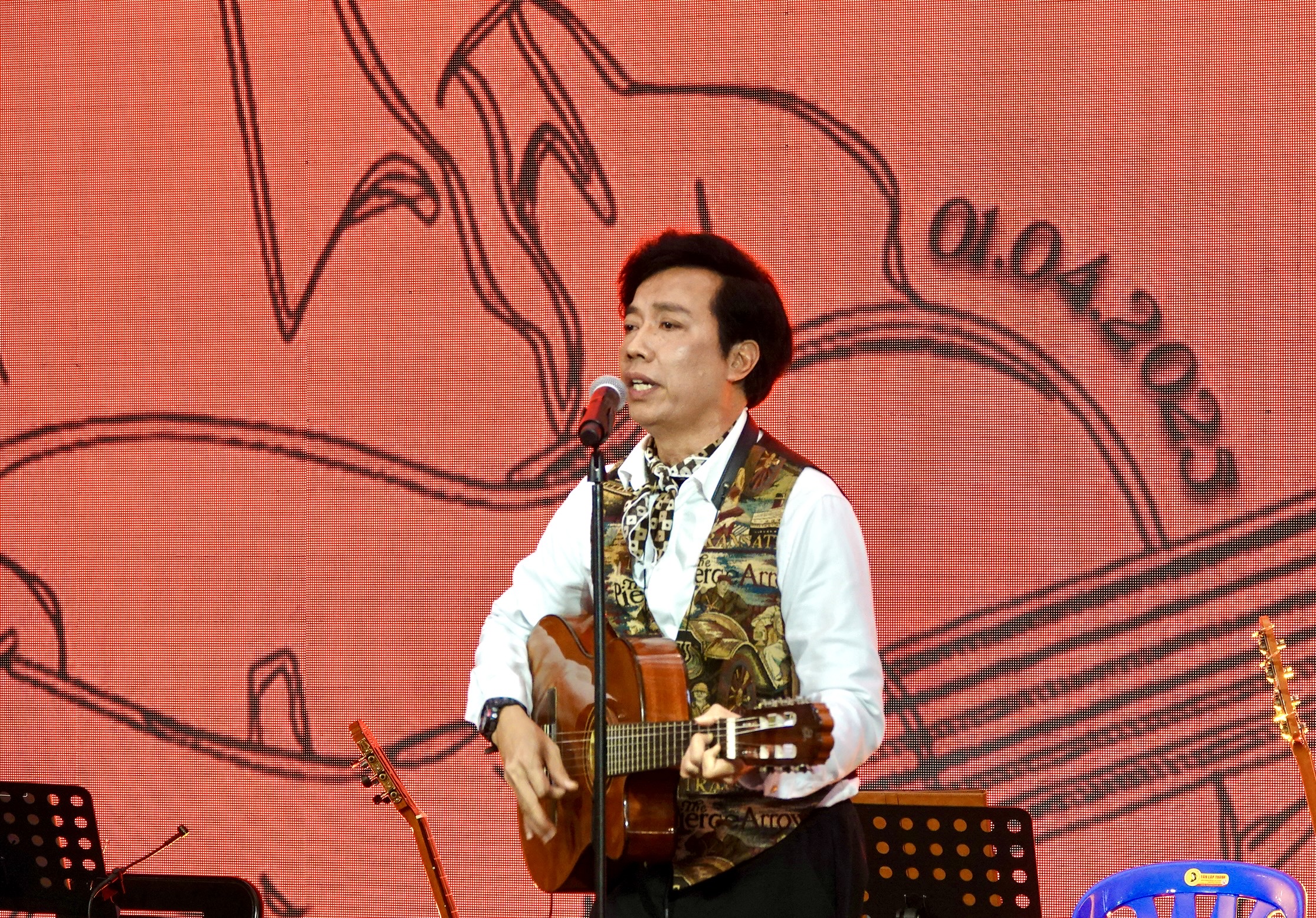 ទស្សនិកជនបានក្លាហានក្នុងភ្លៀងដើម្បីច្រៀងបទ Trịnh Công Sơn - Ảnh 4.