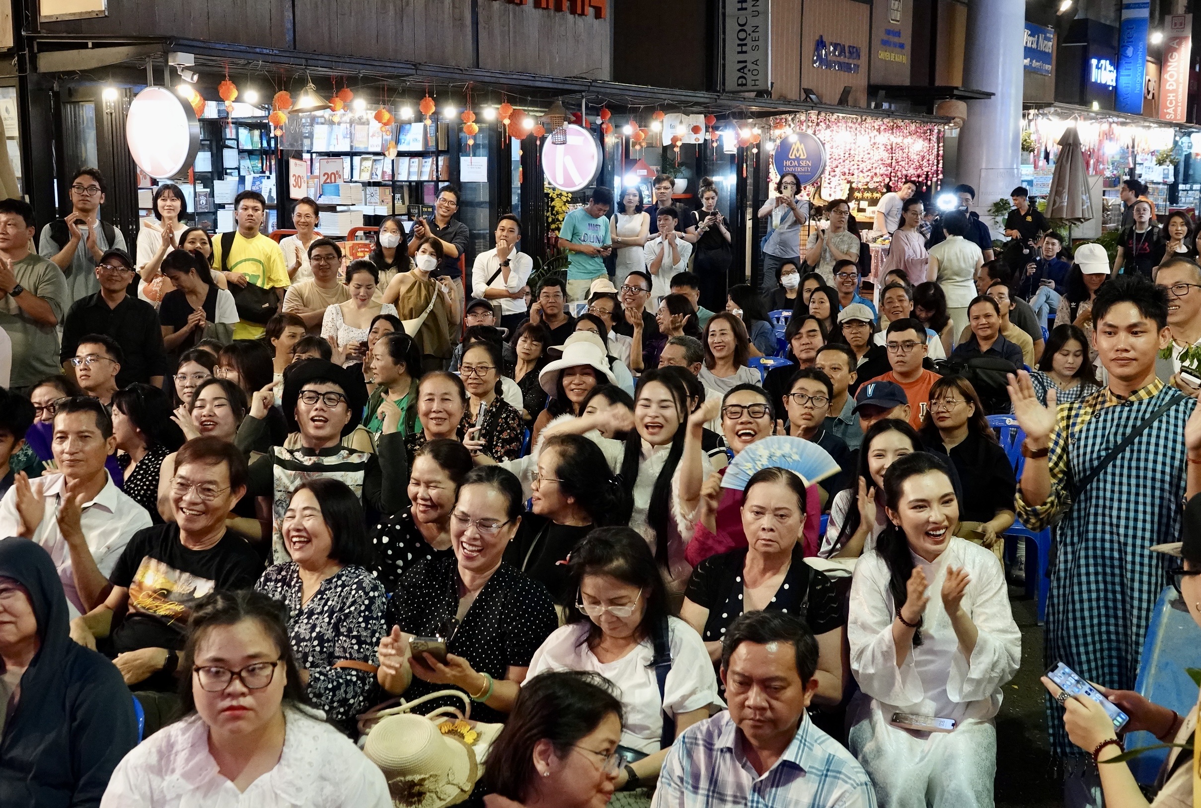 ទស្សនិកជនបានក្លាហានក្នុងភ្លៀងដើម្បីច្រៀងបទ Đội mưa cùng Trần Mạnh Tuấn, Hồng Nhung, Quang Dũng trong đêm nhạc tưởng nhớ Trịnh Công Sơn - Ảnh 2.