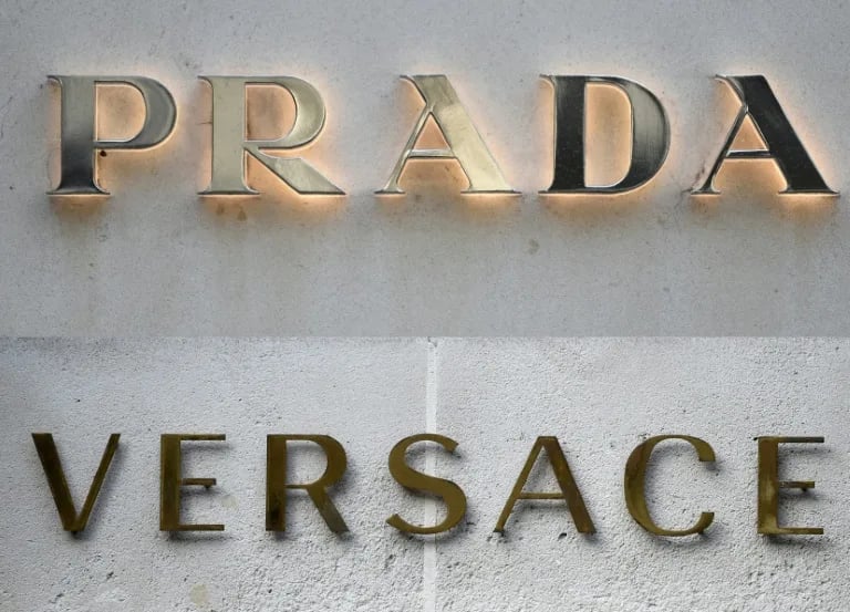 Prada to buy Versace for 1.25 euros thousand euros to create a new force in the Italian way - ảnh 1. Prada to buy Versace for 1.25 euros thousand euros to create a new force in the Italian way - ảnh 1.