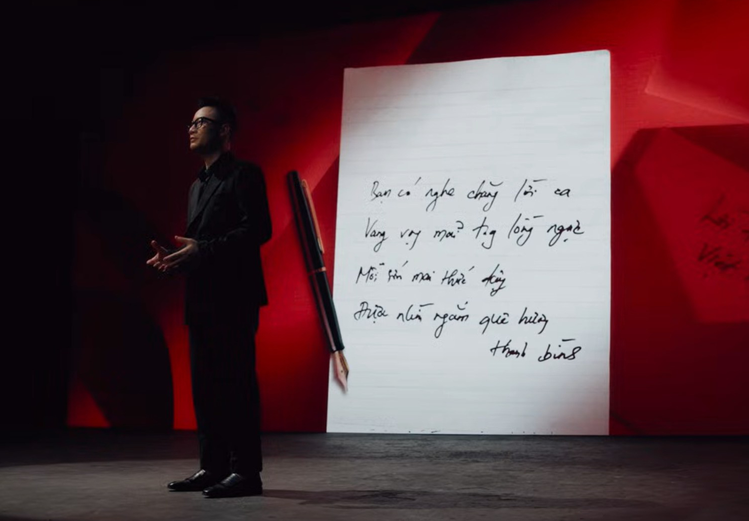 Hoang Bach sings 'Vietnamese Heart Words' to show gratitude to the country