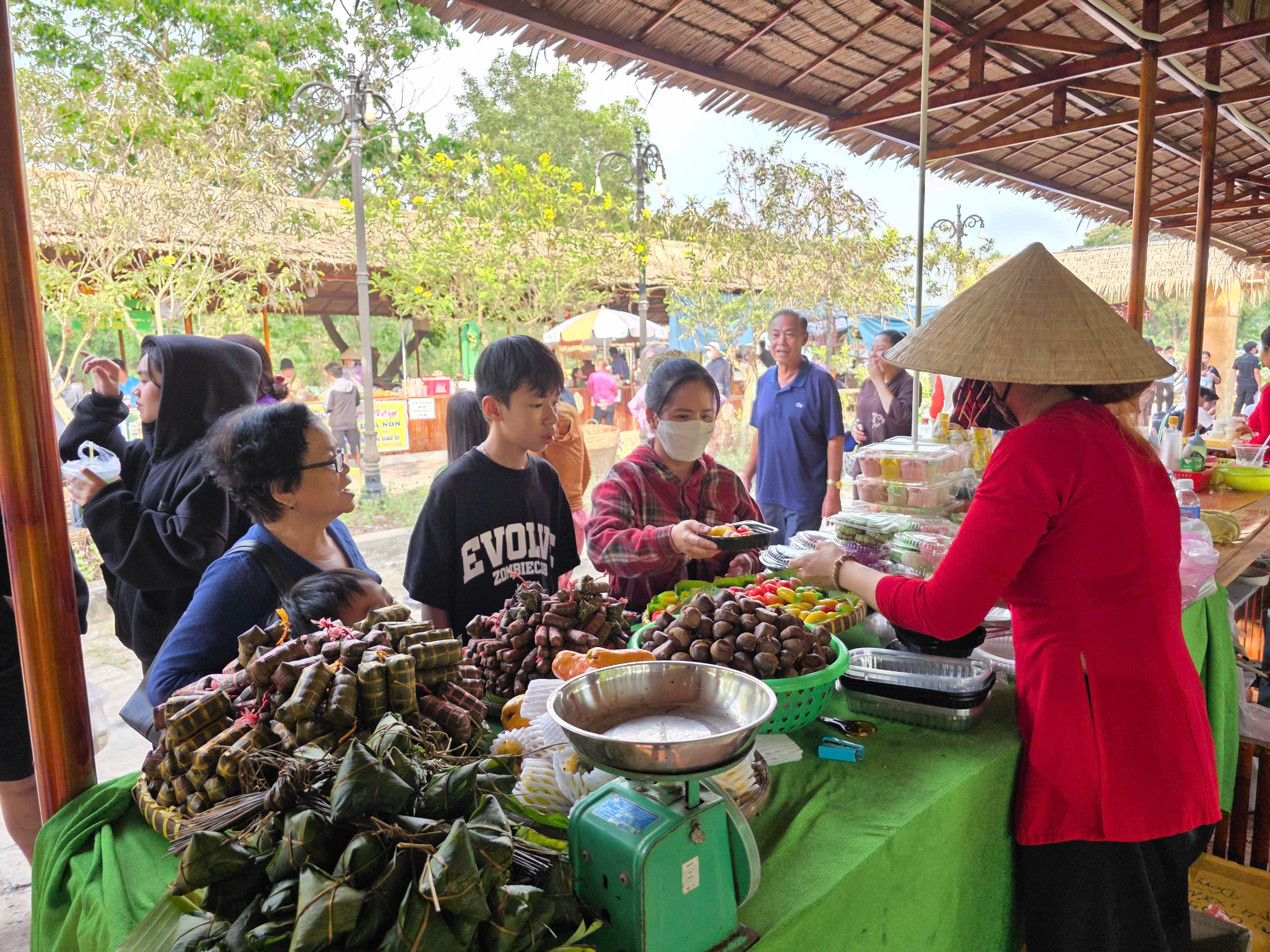 Đãi bánh xèo miễn phí trong lễ hội vía bà chúa xứ ở Gò Tháp - Ảnh 2.