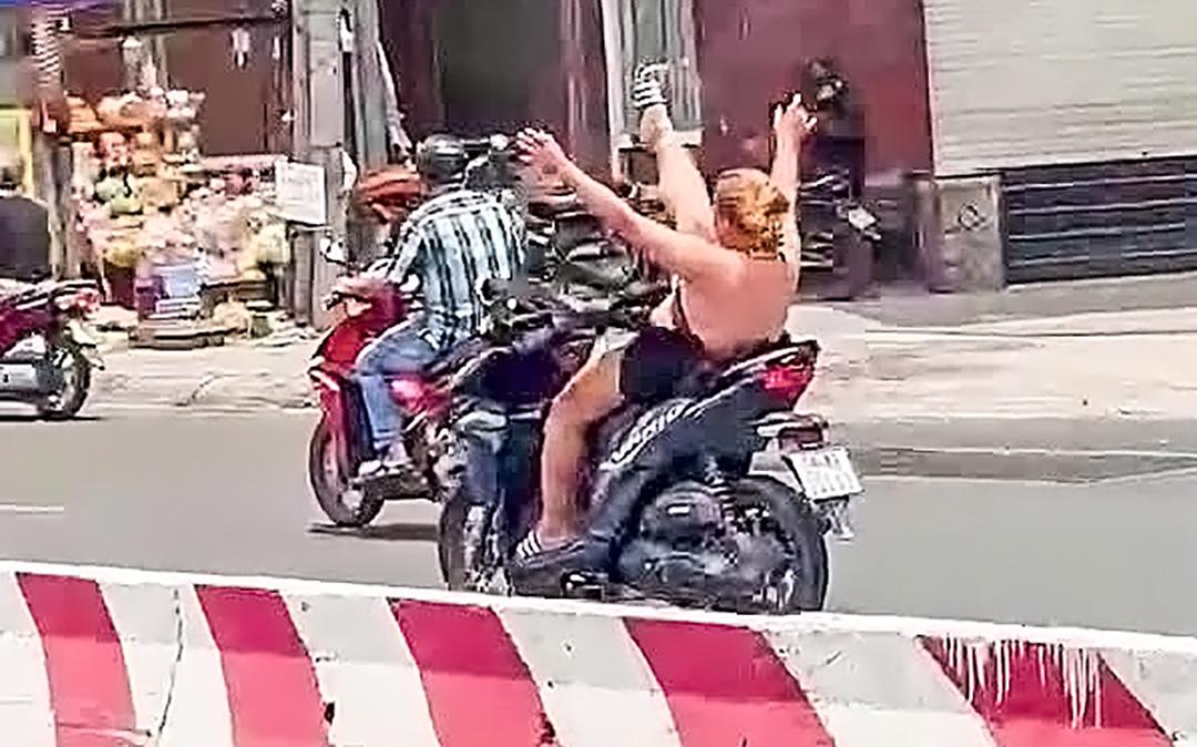 Xác minh clip cô gái chạy xe máy buông hai tay, giơ chân 'nhảy múa' ở quận 12 - Ảnh 1. buông hai tay - Ảnh 1.