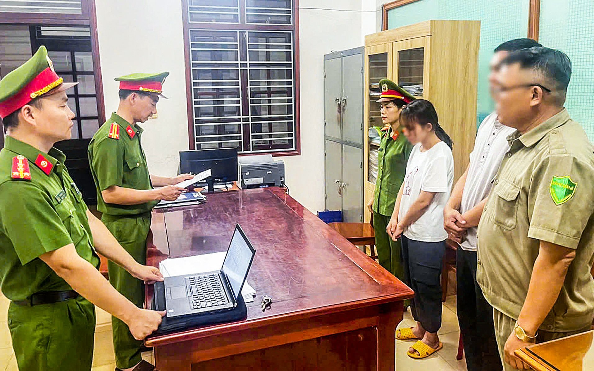 Hanoi police charge stepfather with murder in death of 4-year-old girl - Ảnh 1.
