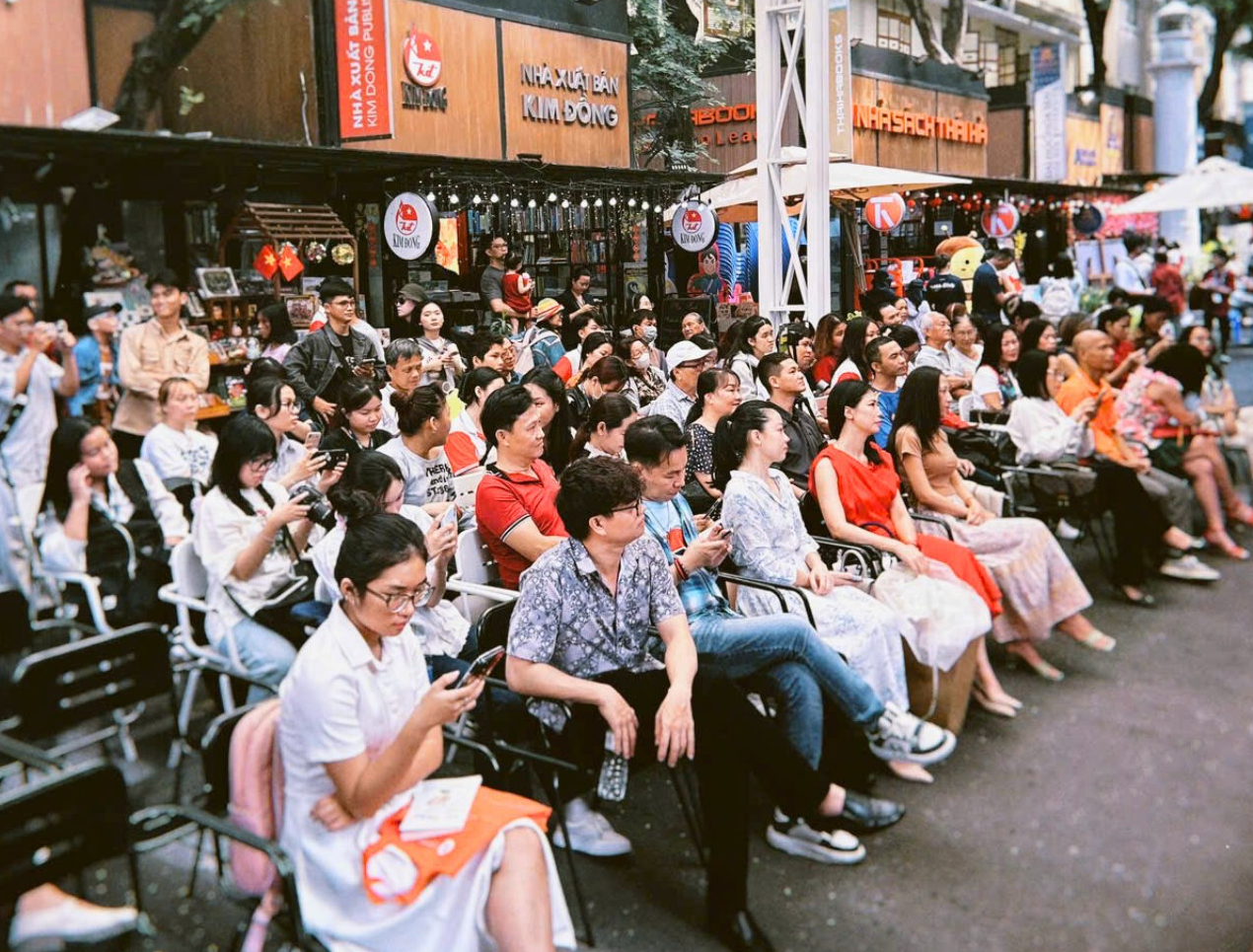 L'humour autodérisoire, utilisé au bon moment et au bon endroit, peut faire éclater de rire l'auditeur - Photo 3. tự trào - Ảnh 2.