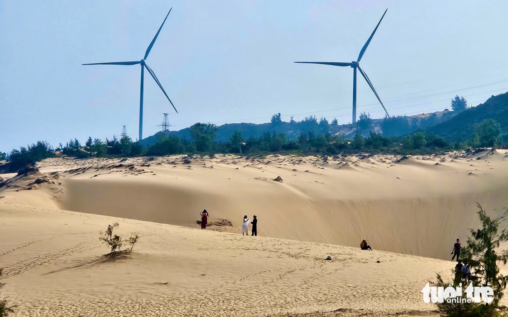 Visitors flout road safety for photos at central Vietnam's wind farm - Ảnh 3.
