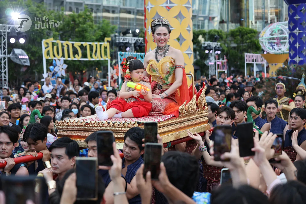 Giữa ám ảnh động đất, Tết té nước Songkran ở Thái Lan vẫn hút cả triệu du khách - Ảnh 7.