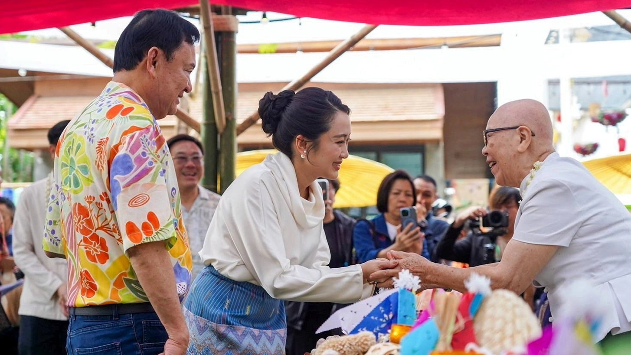 Giữa ám ảnh động đất, Tết té nước Songkran ở Thái Lan vẫn hút cả triệu du khách - Ảnh 4.