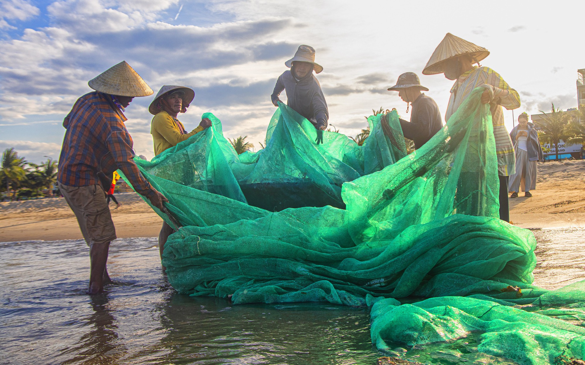 Sáng sớm đi mua cá tươi, mực nháy tại chợ ‘chồm hổm’ dọc biển Đà Nẵng  - Ảnh 17.