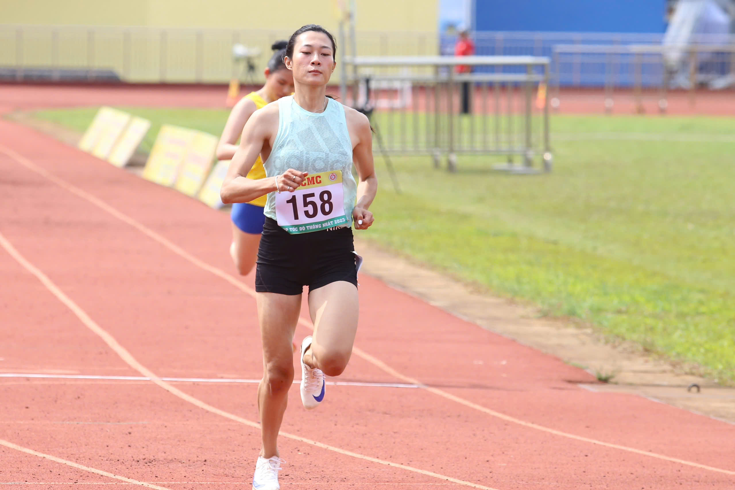 Lê Tú Chinh - Ảnh 1.