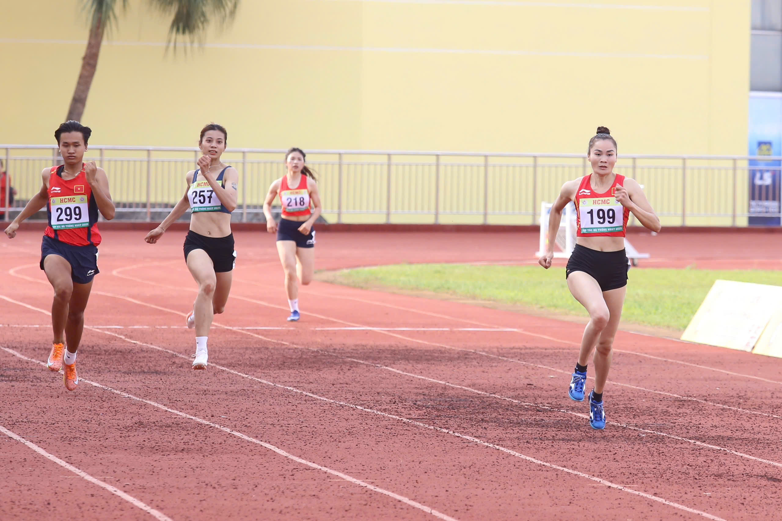 Lê Tú Chinh - Ảnh 2.