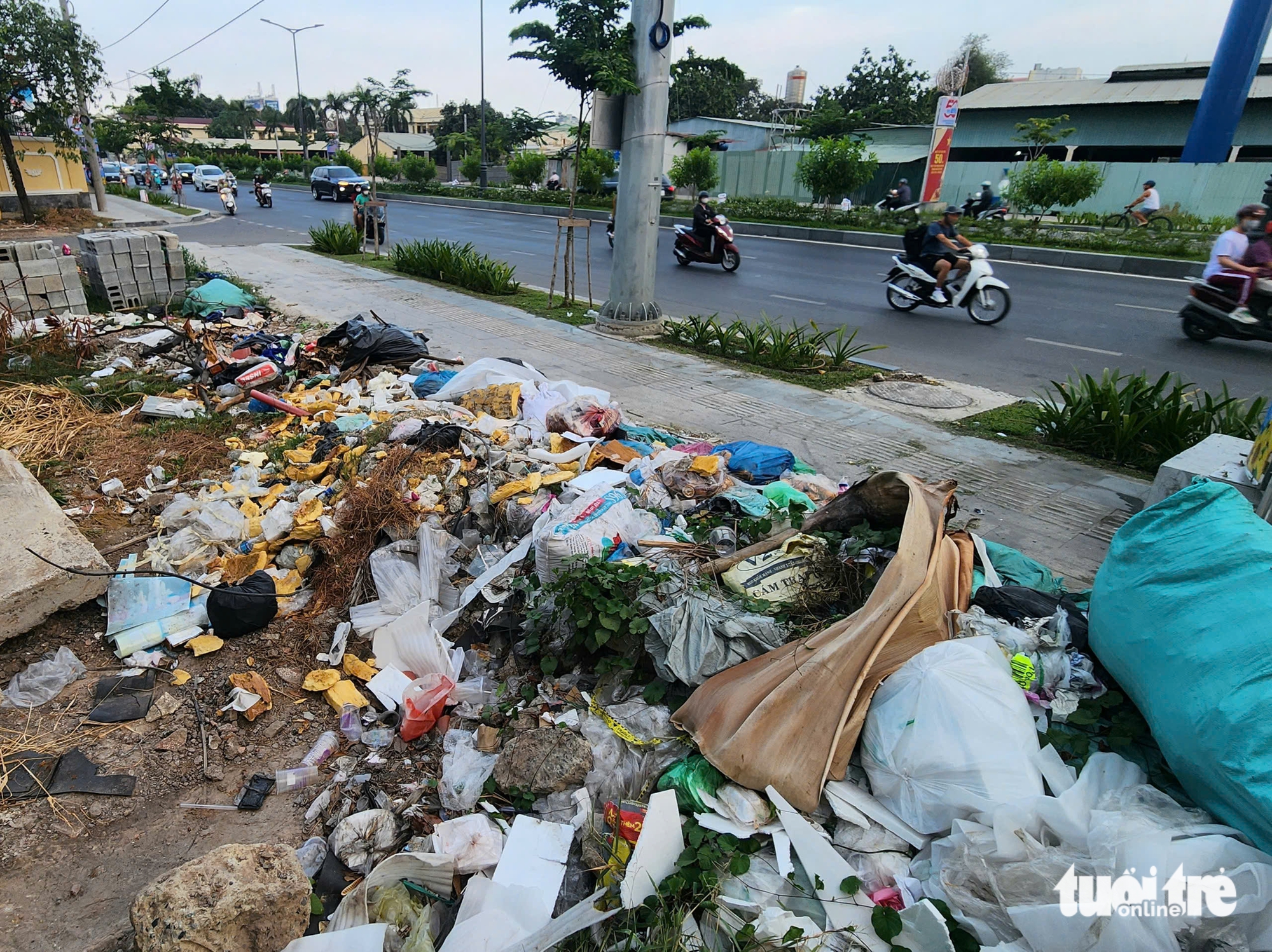 Rác đổ thành đống ở vỉa hè con đường vừa mở, gần nhà ga T3 Tân Sơn Nhất ...