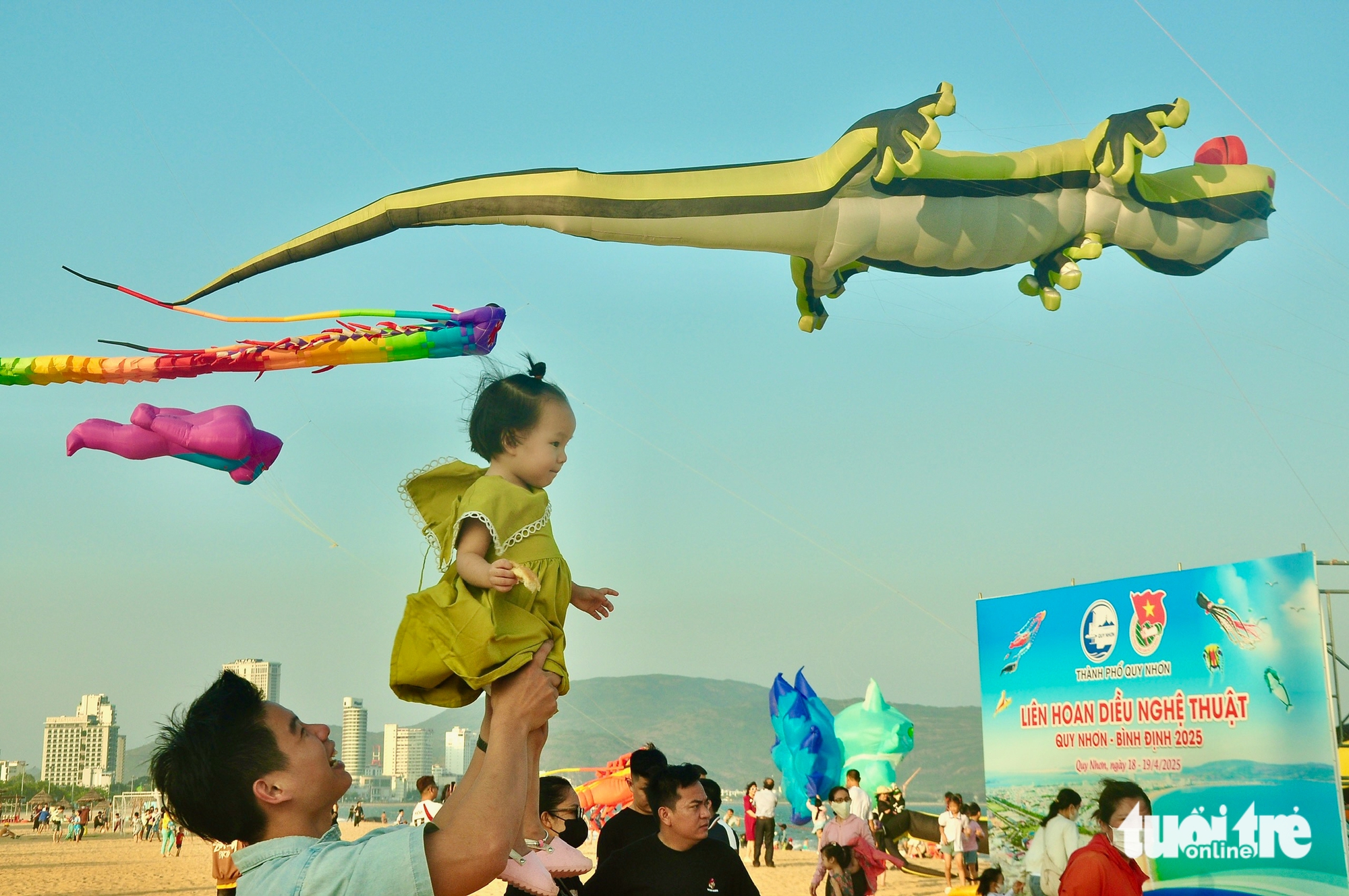 Bầu trời Quy Nhơn rợp bóng sinh vật đại dương - Ảnh 6.