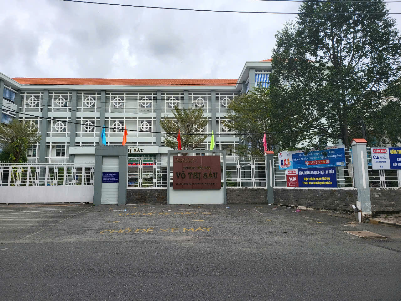 Vụ nghi ngộ độc thực phẩm tại Trường tiểu học Võ Thị Sáu TP.HCM: Phụ huynh yêu cầu đổi nhà cung cấp - Ảnh 1.