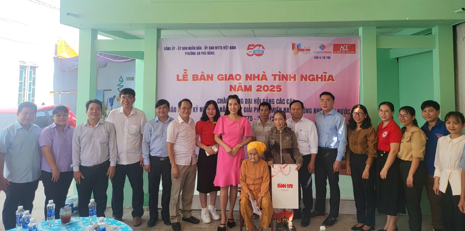 Sửa chữa nhà tình nghĩa, khám bệnh, trao quà cho gia đình chính sách phường An Phú Đông - Ảnh 1.