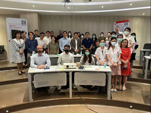 Cứu du khách người Malaysia đang đi bộ thì bị nhồi máu cơ tim - Ảnh 2.