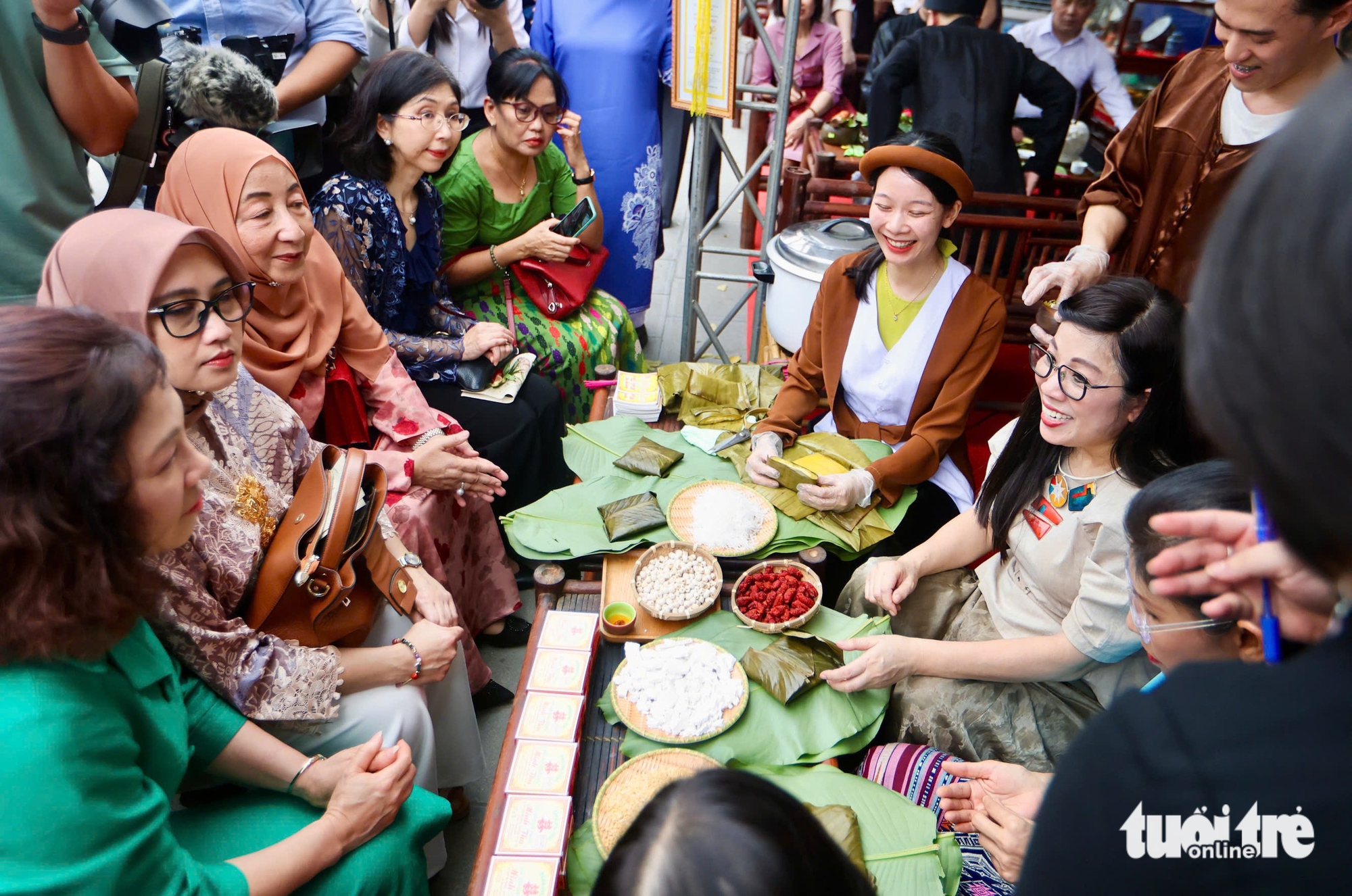 Phu nhân thủ tướng - Ảnh 2.