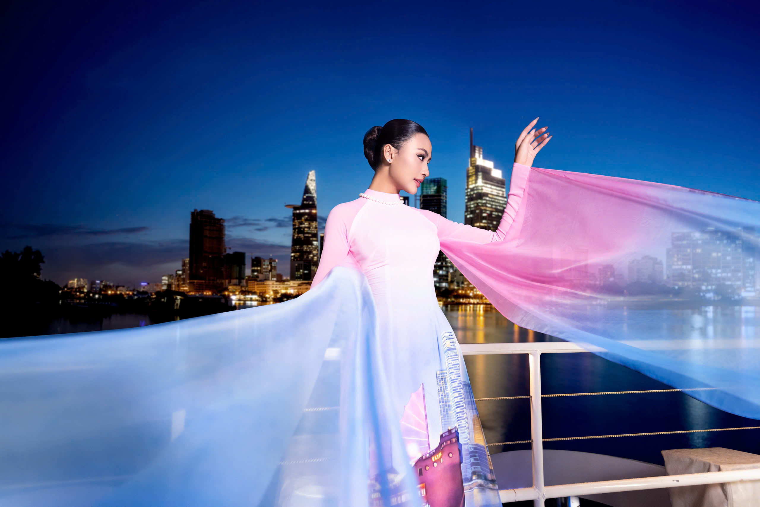 평화의 비둘기들이 쭝딘의 비단 아오자이 위를 날갯짓한다 - 사진 8. Cánh chim hòa bình tung bay trên áo dài lụa - Ảnh 8.