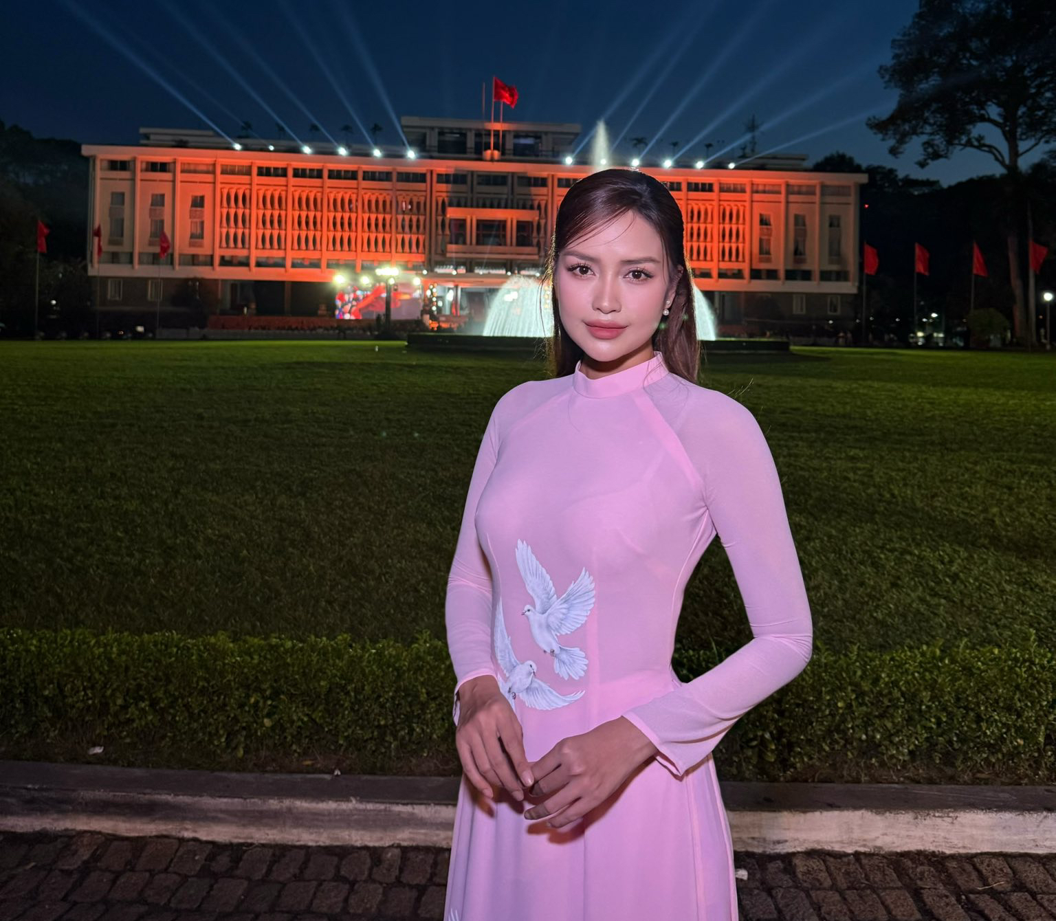 평화의 비둘기들이 쭝딘의 비단 아오자이 위를 날갯짓한다 - 사진 6. Cánh chim hòa bình tung bay trên áo dài lụa - Ảnh 6.