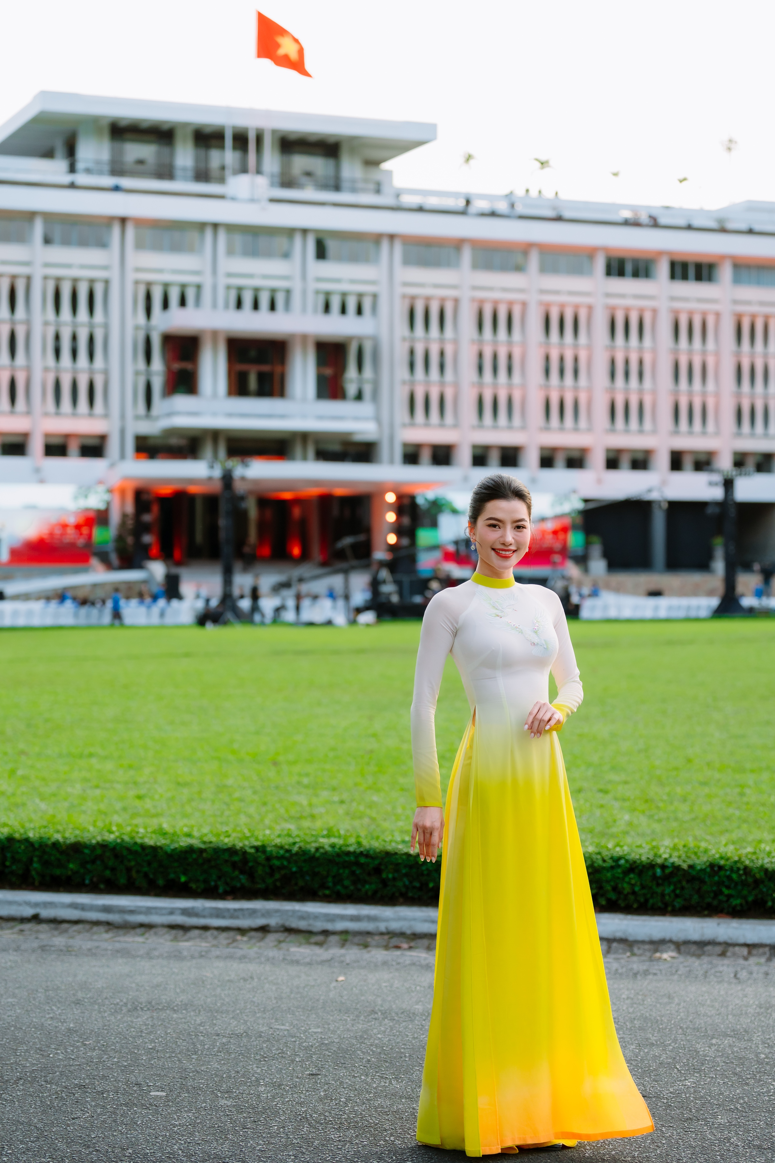 평화의 비둘기들이 쭝딘의 비단 아오자이 위를 날갯짓한다 - 사진 7. Cánh chim hòa bình tung bay trên áo dài lụa - Ảnh 7.