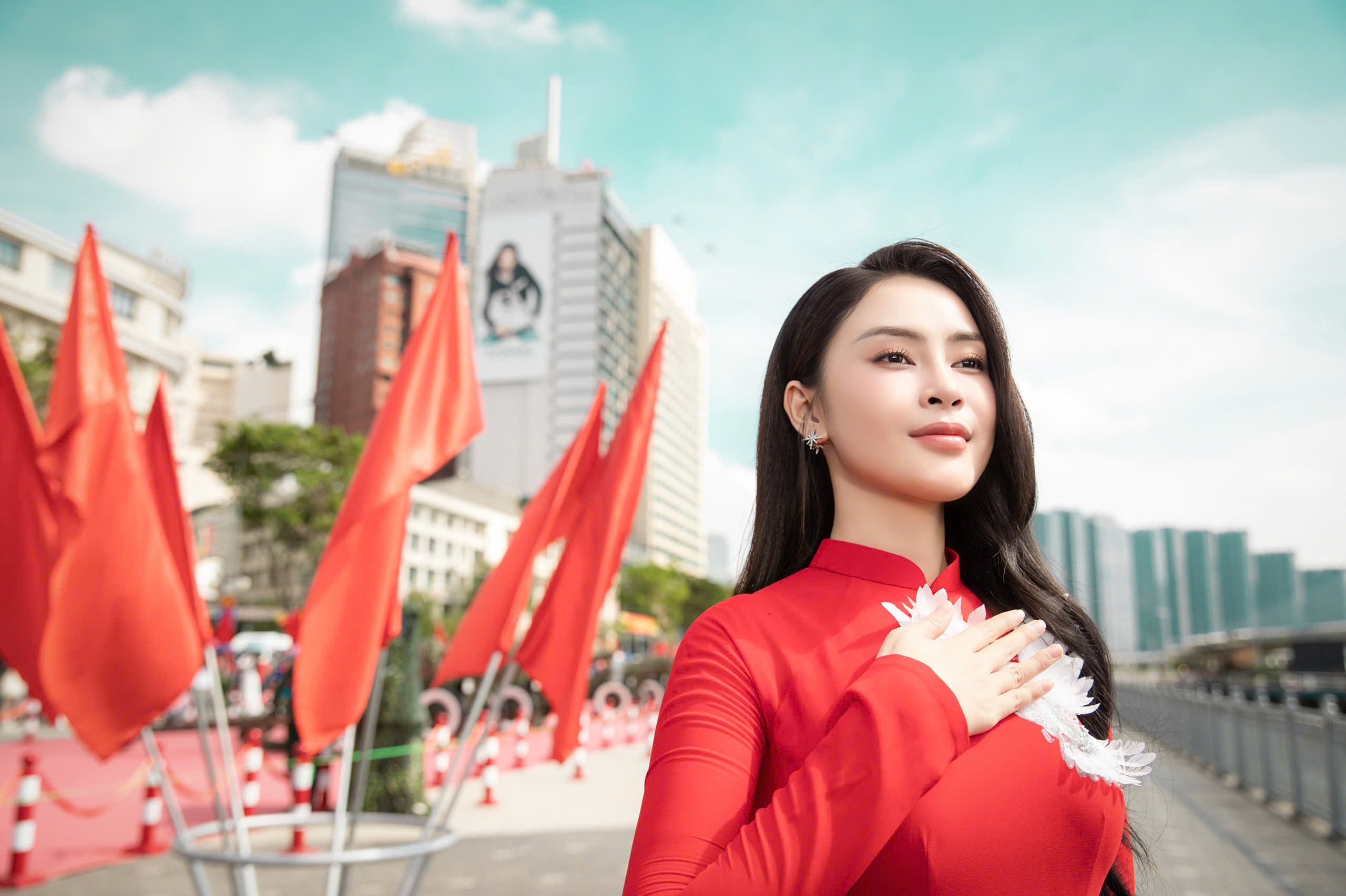 평화의 비둘기들이 쭝딘의 비단 아오자이 위를 날갯짓한다 - 사진 5. Cánh chim hòa bình tung bay trên áo dài lụa - Ảnh 5.