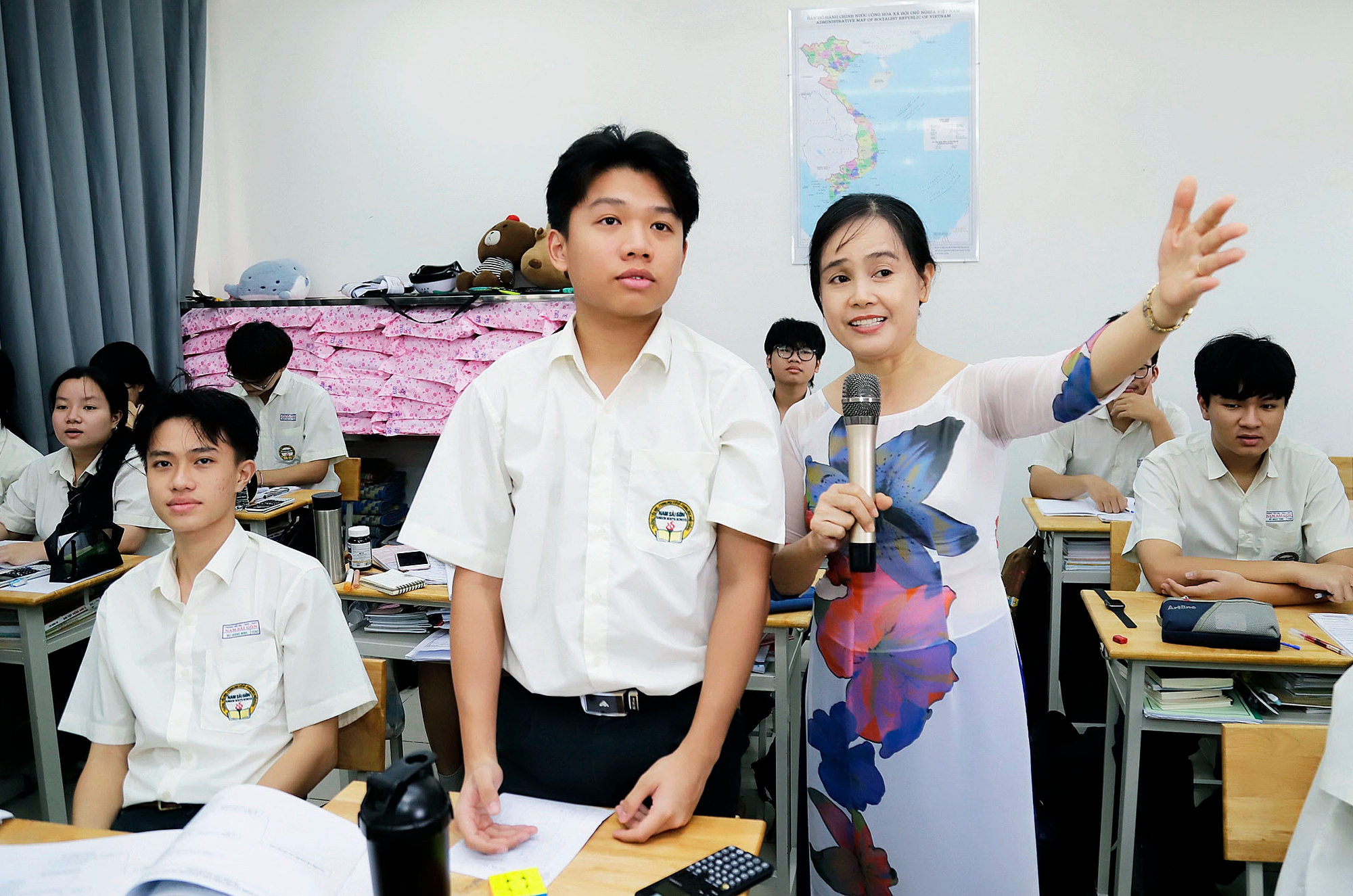 Vì sao tất cả 73.000 giáo viên TP.HCM phải khảo sát tiếng Anh? - Ảnh 1.