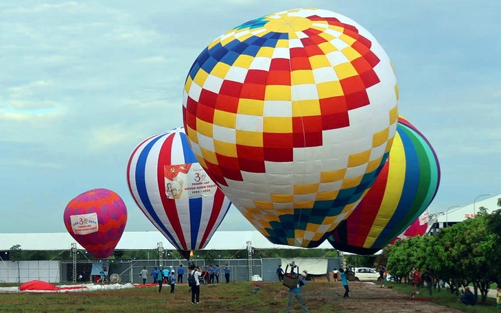 Colorful hot-air balloons paint Vietnam’s Ninh Thuan skyline for Reunification Day celebrations- Ảnh 3.
