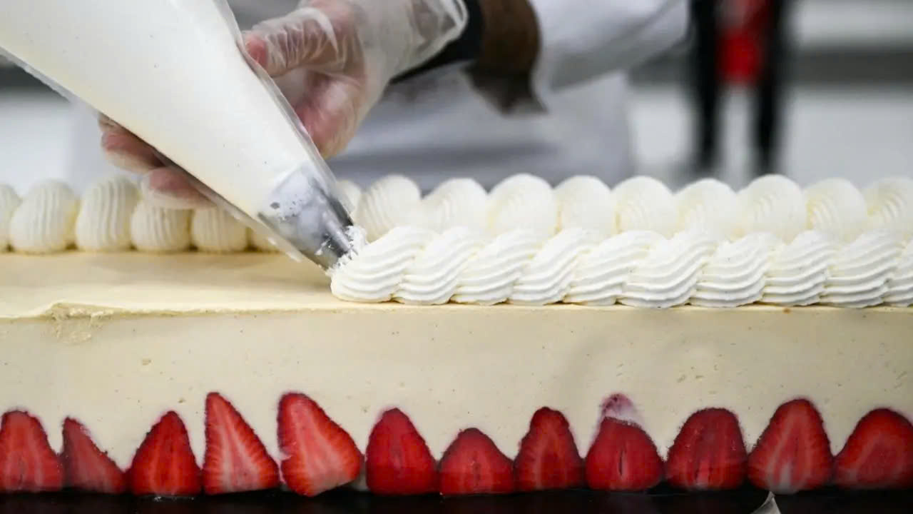 121,8 m langer Erdbeerkuchen stellt Guinness-Weltrekord auf – Foto 2. kỷ lục Guinness - Ảnh 2.