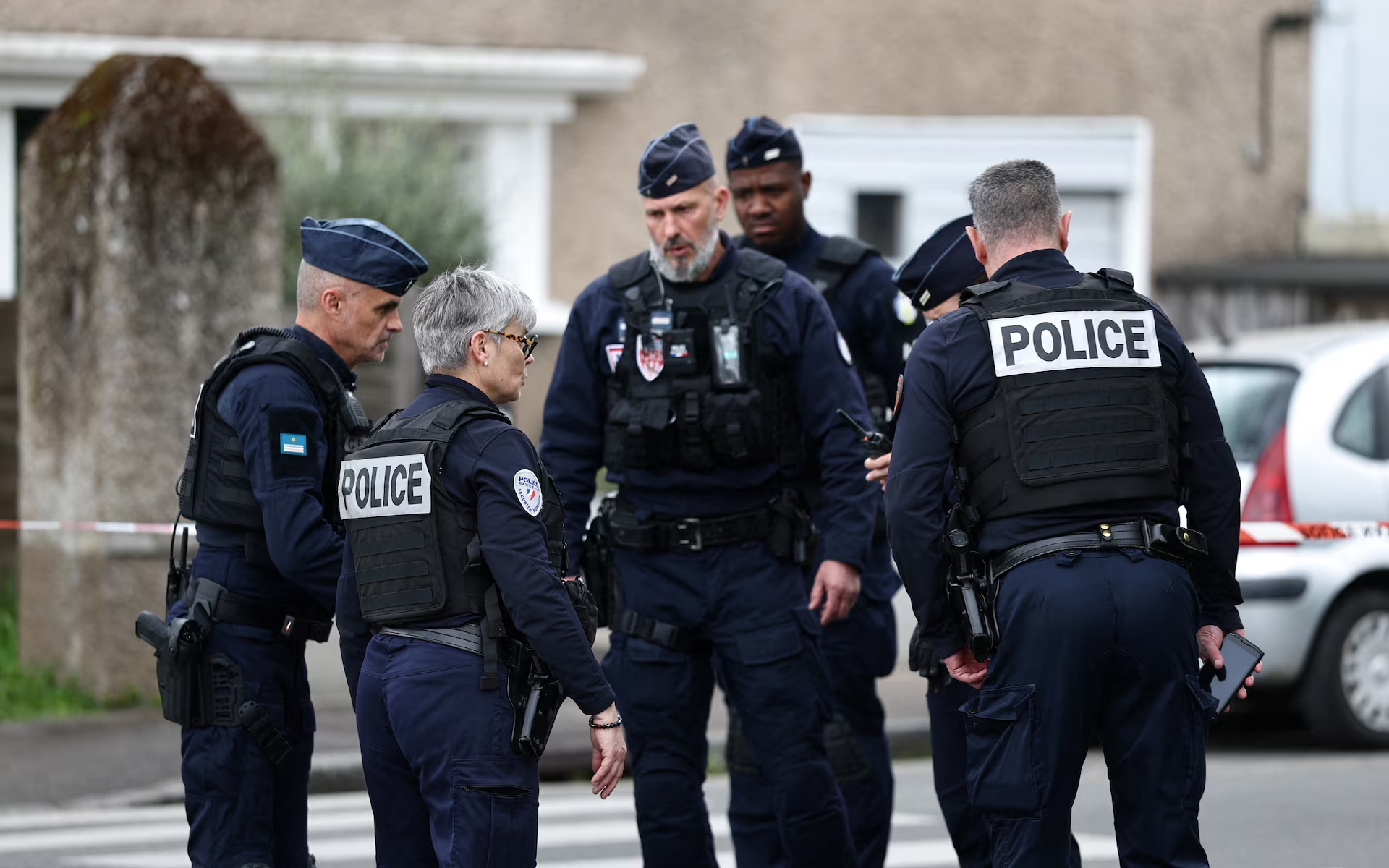 Police arrest suspect after man stabs 3 women in Paris metro- Ảnh 2.
