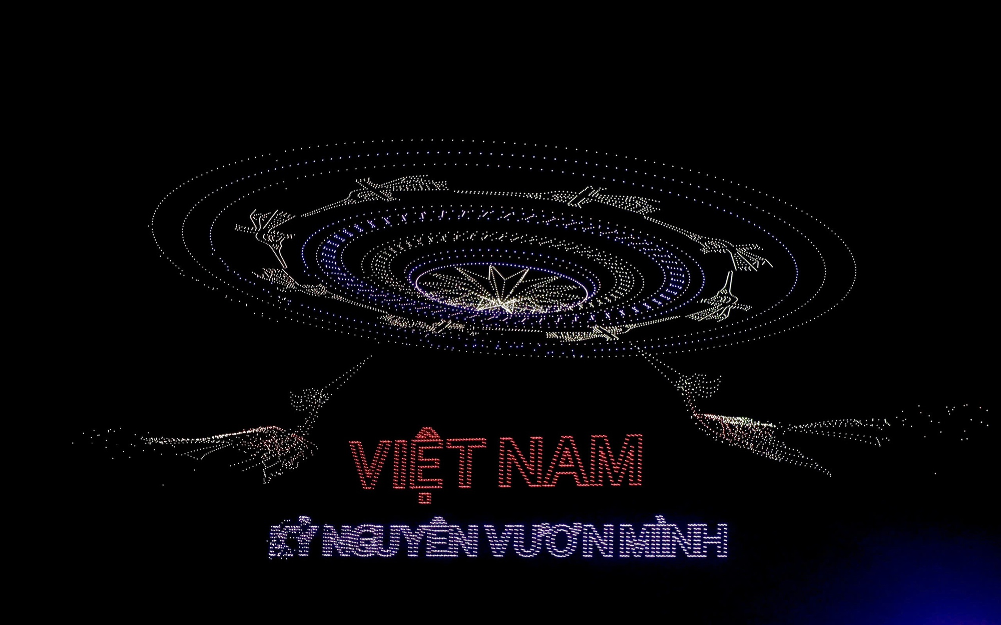 Tối nay 1-5, TP.HCM không trình diễn drone như dự kiến- Ảnh 2.