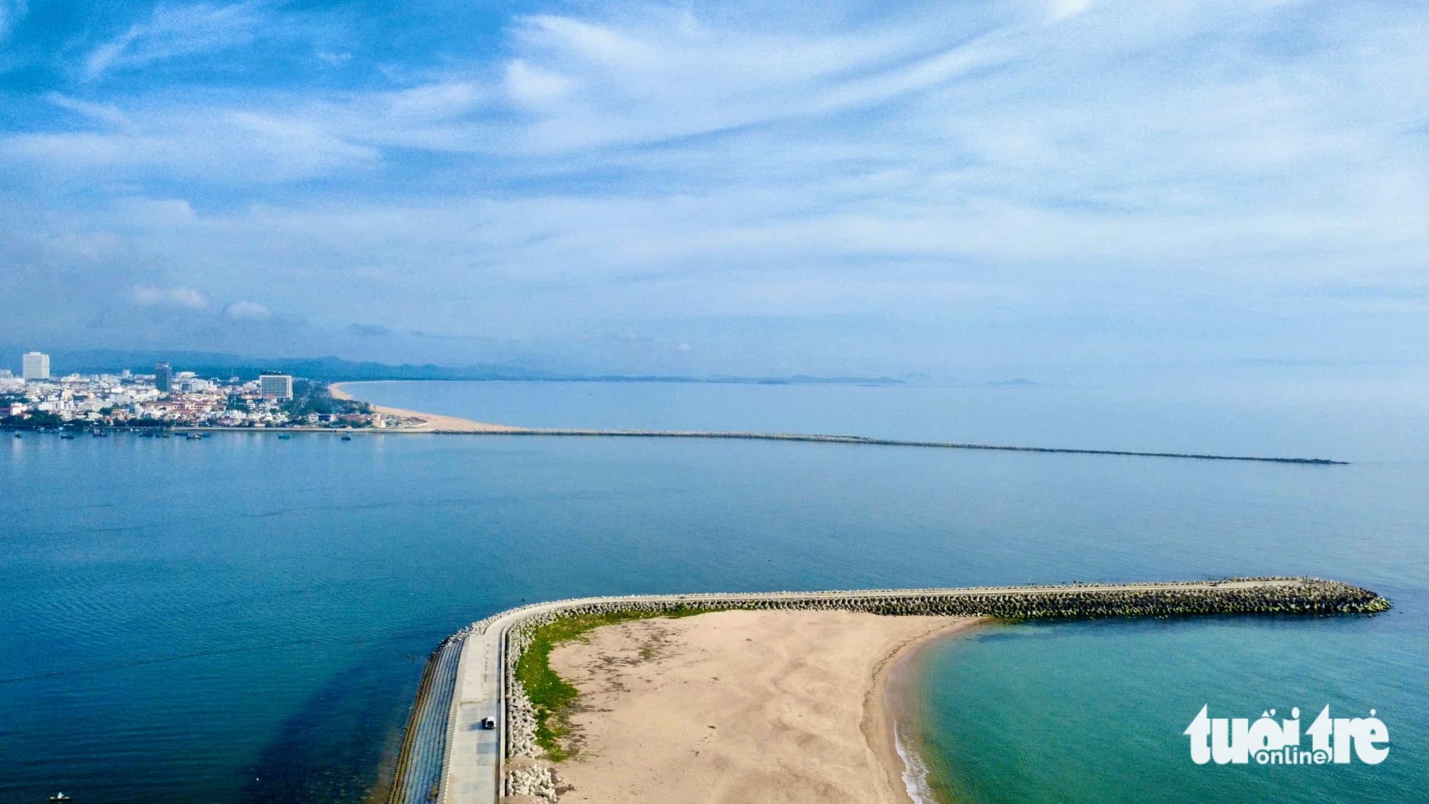 Hoa hậu Lương Thùy Linh check-in kè chắn sóng, du khách cũng rần rần - Ảnh 2.