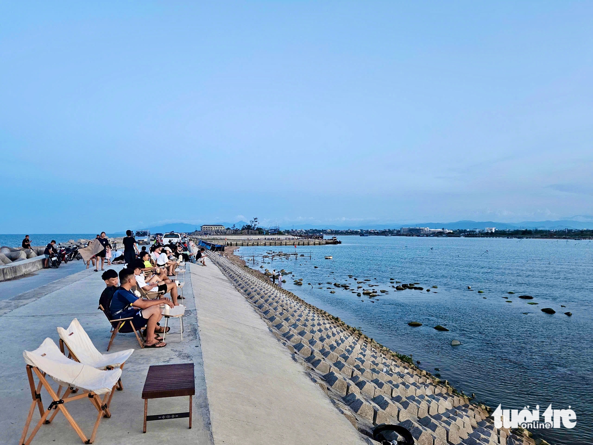 Hoa hậu Lương Thùy Linh check-in kè chắn sóng, du khách cũng rần rần - Ảnh 4.