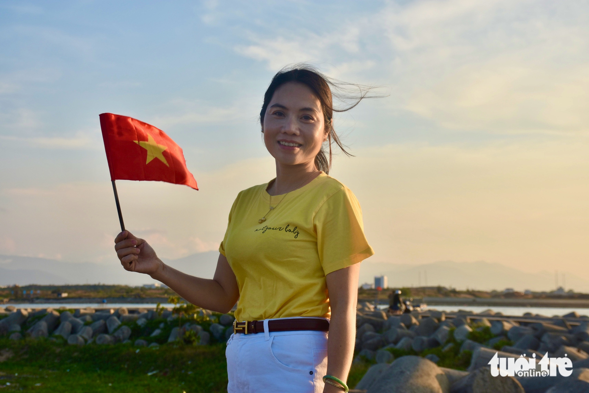 Hoa hậu Lương Thùy Linh check-in kè chắn sóng, du khách cũng rần rần - Ảnh 6.