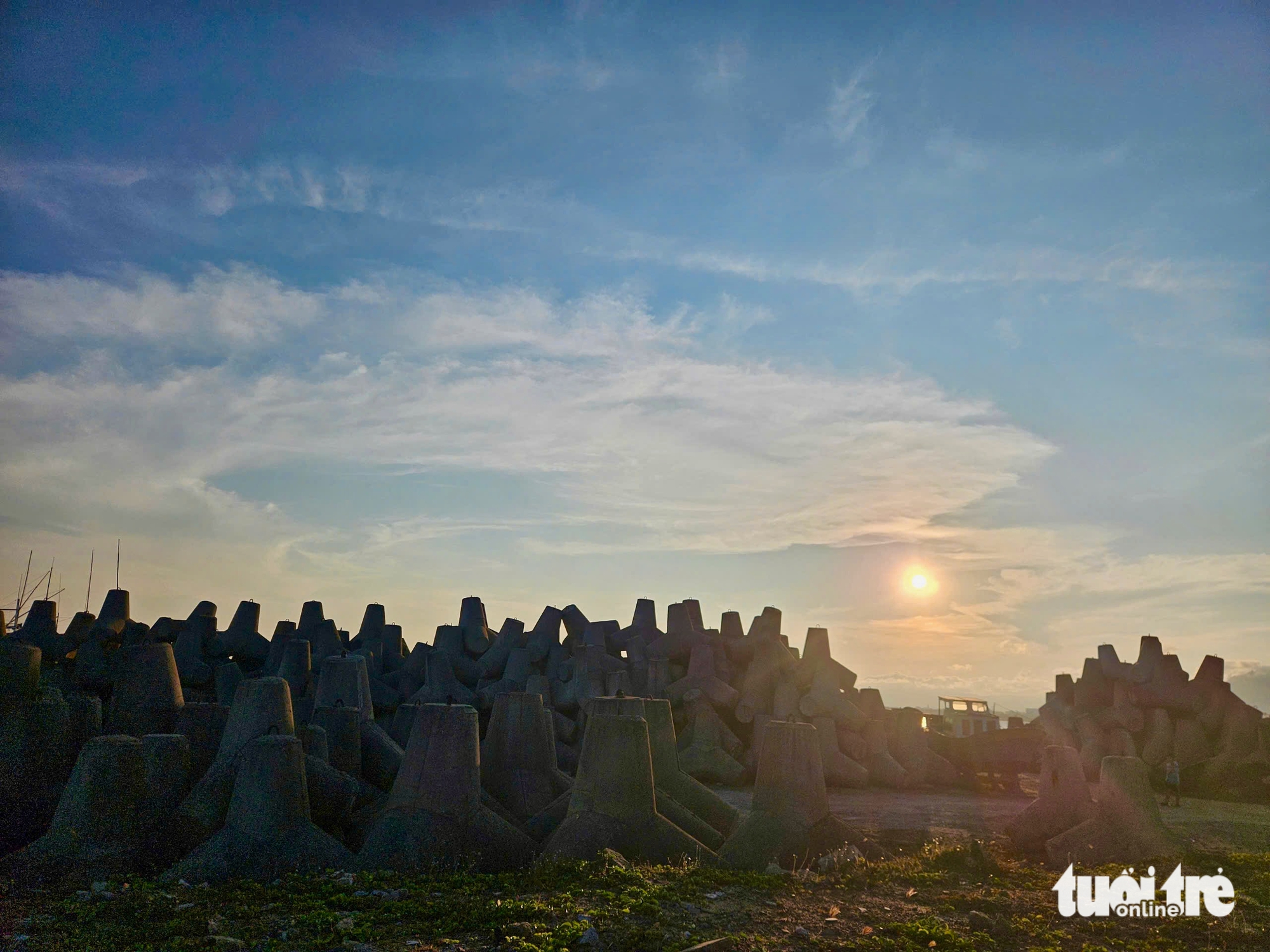 Hoa hậu Lương Thùy Linh check-in kè chắn sóng, du khách cũng rần rần - Ảnh 8.