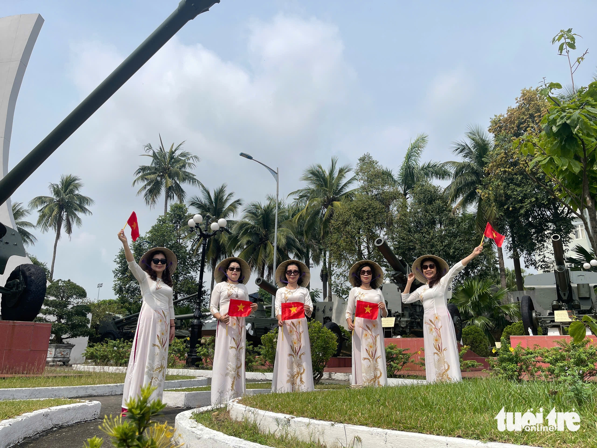 Người Đà Nẵng ùn ùn về thăm Bảo tàng Khu 5 dịp lễ 30-4 - Ảnh 2.