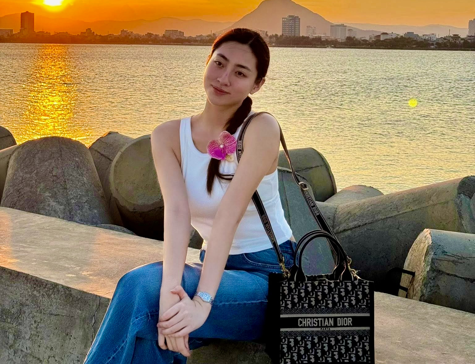 Hoa hậu Lương Thùy Linh check-in kè chắn sóng, du khách cũng rần rần - Ảnh 1.