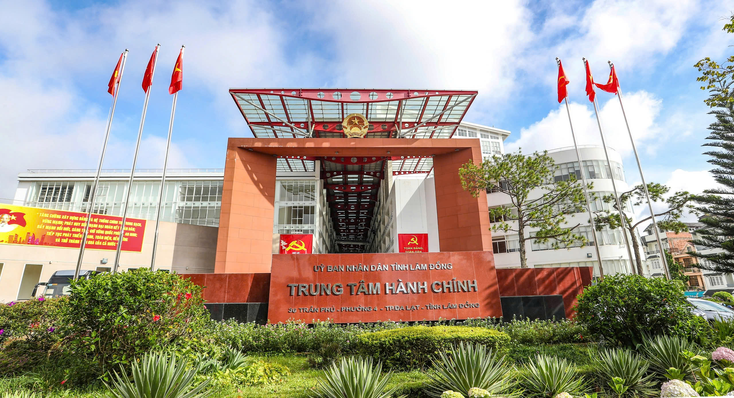 Có người được nhận 1,8 tỉ đồng chế độ nghỉ việc khi Lâm Đồng sắp xếp bộ máy - Ảnh 1.