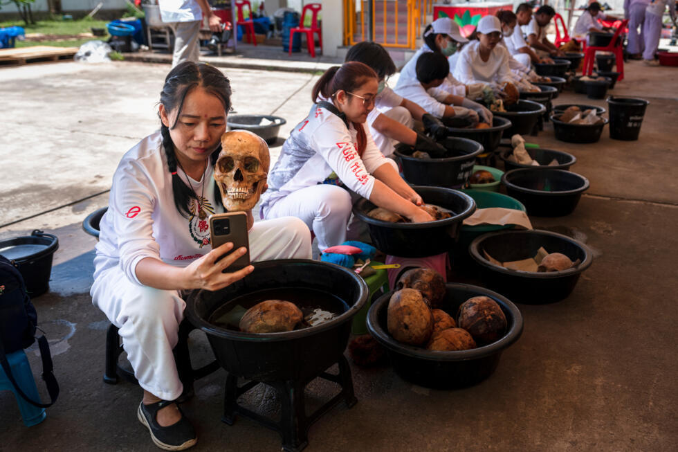 Skulls, smoke and spirits: Thai ceremony for the unclaimed dead- Ảnh 3. Skulls, smoke and spirits: Thai ceremony for the unclaimed dead- Ảnh 3.
