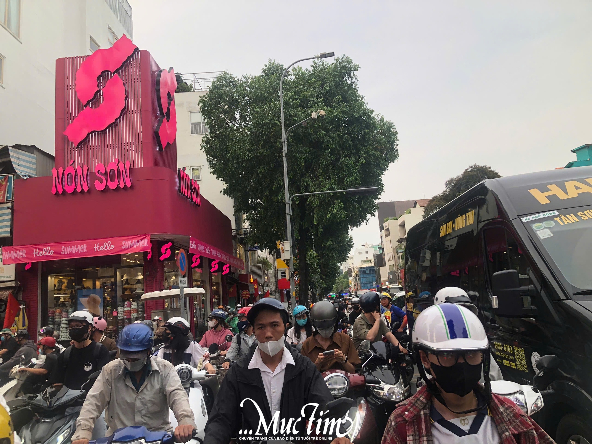 Người dân đi xem diễu binh, diễu hành từ chiều 29-4- Ảnh 7.