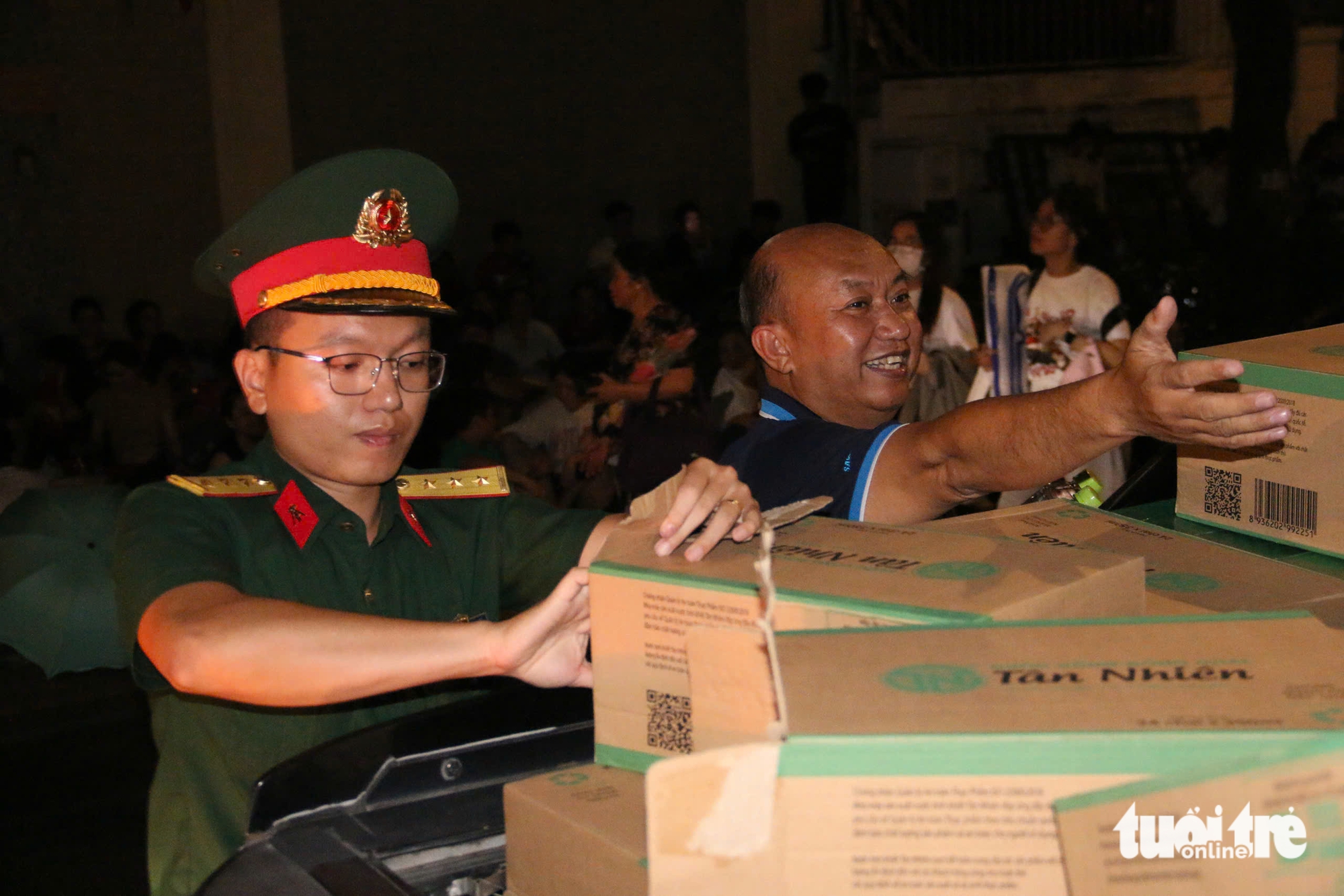 Tens of thousands fill Ho Chi Minh City streets overnight for Reunification Day parade - Ảnh 16.
