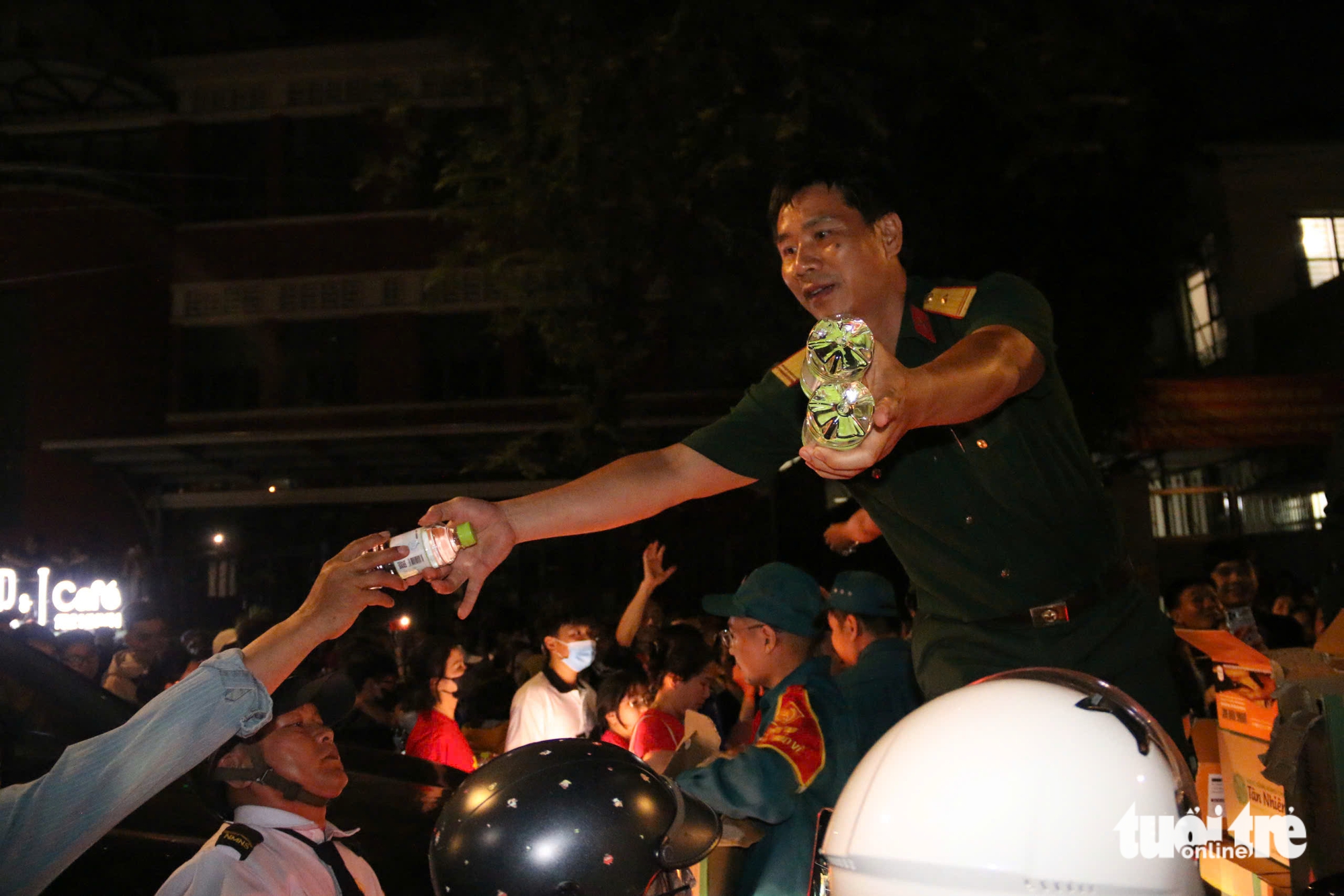 Tens of thousands fill Ho Chi Minh City streets overnight for Reunification Day parade - Ảnh 17.