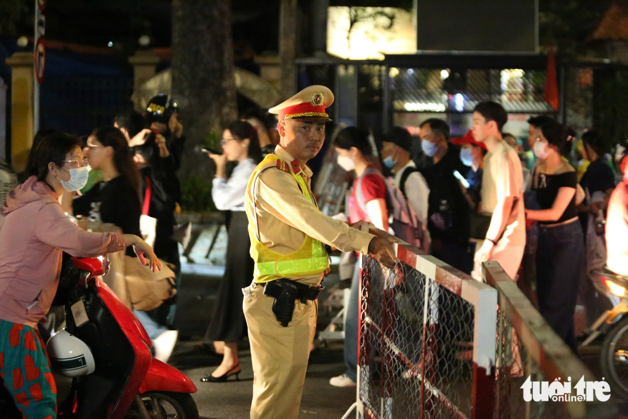 Tens of thousands fill Ho Chi Minh City streets overnight for Reunification Day parade - Ảnh 18.