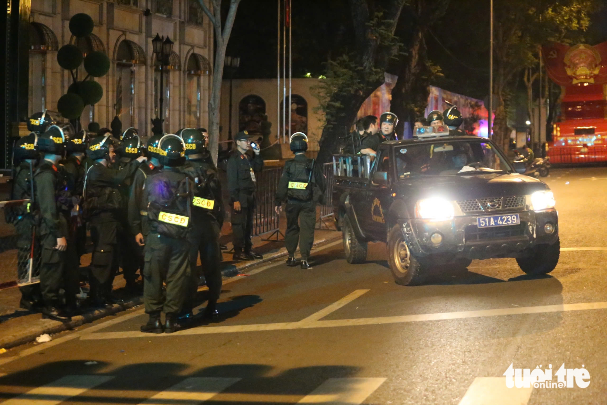 Tens of thousands fill Ho Chi Minh City streets overnight for Reunification Day parade - Ảnh 19.