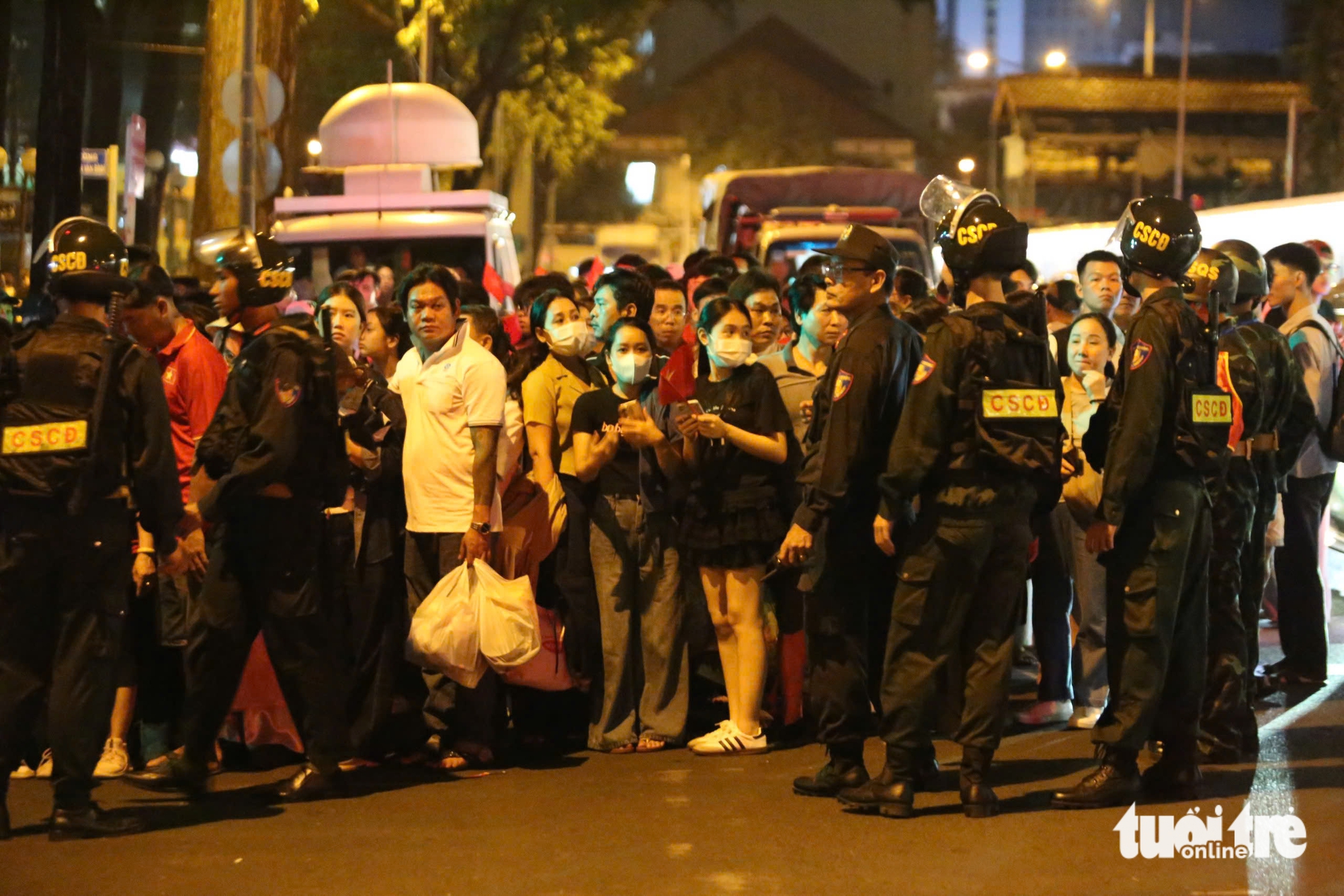 Tens of thousands fill Ho Chi Minh City streets overnight for Reunification Day parade - Ảnh 20.
