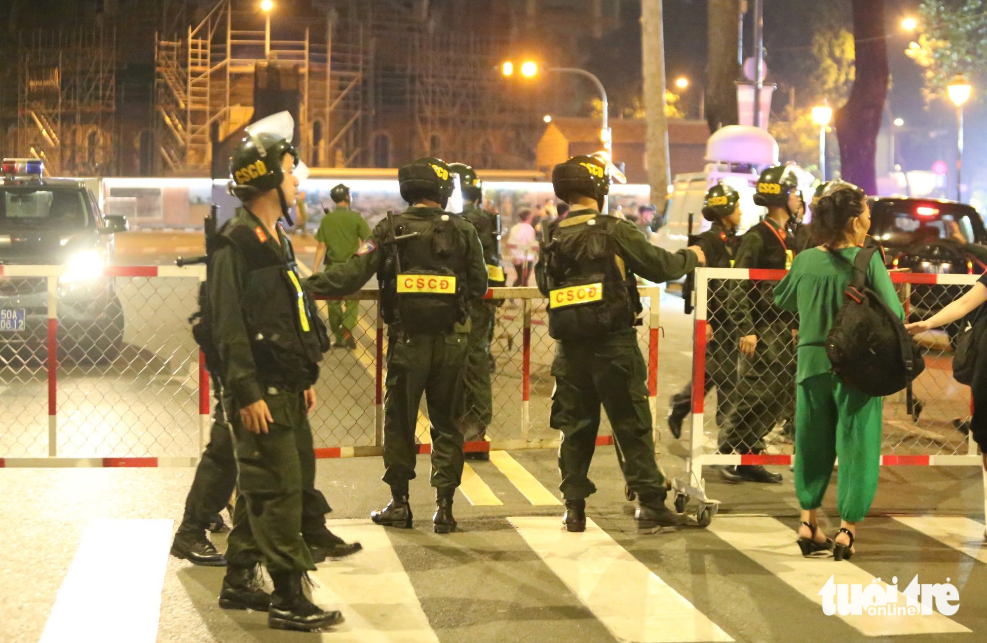 Tens of thousands fill Ho Chi Minh City streets overnight for Reunification Day parade - Ảnh 21.