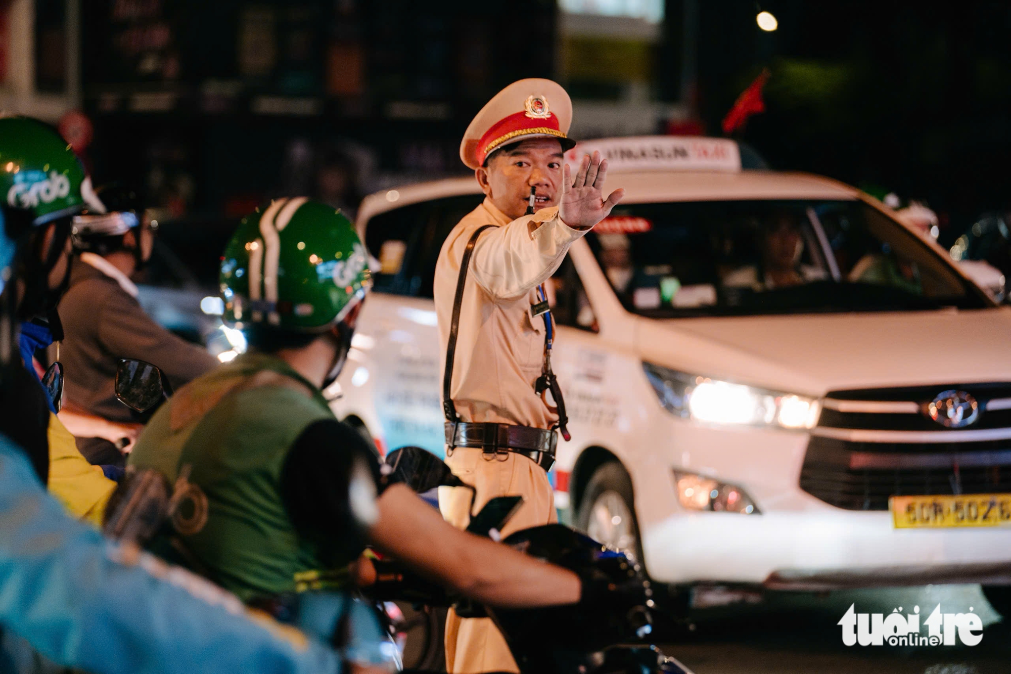 Tens of thousands fill Ho Chi Minh City streets overnight for Reunification Day parade - Ảnh 15.