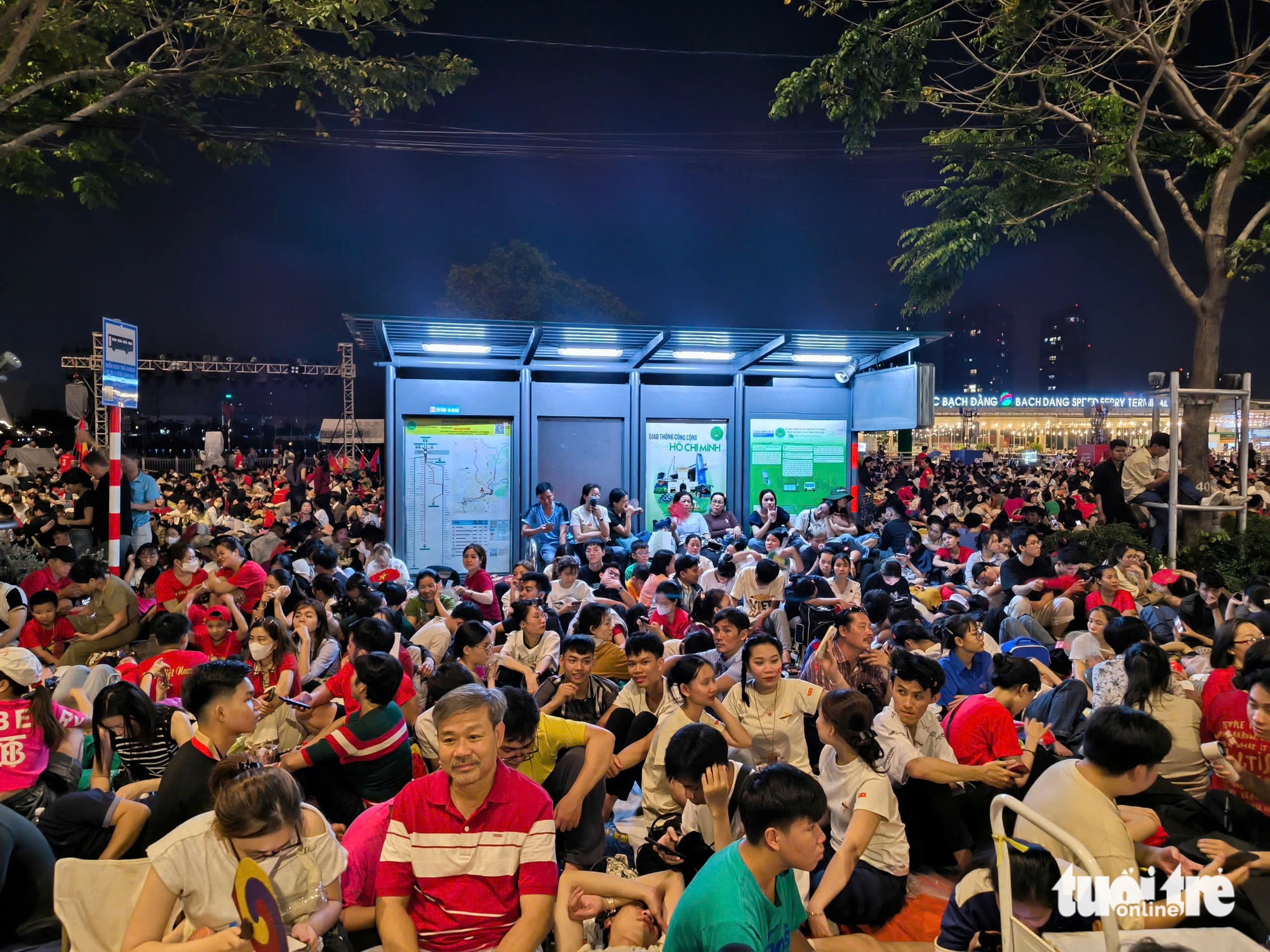Tens of thousands fill Ho Chi Minh City streets overnight for Reunification Day parade - Ảnh 6.