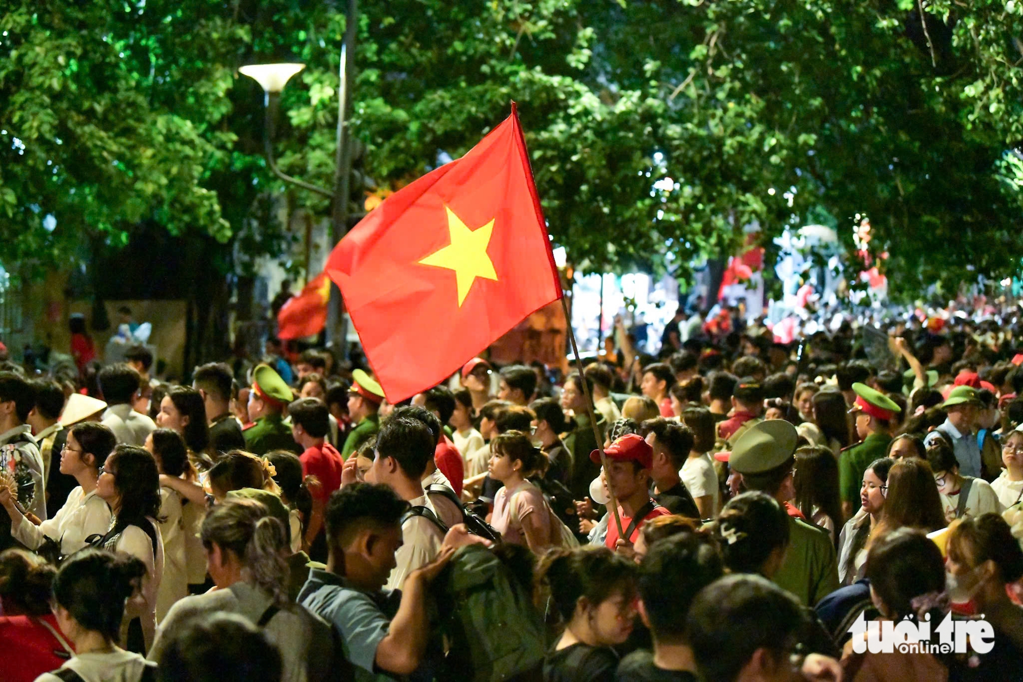 Tens of thousands fill Ho Chi Minh City streets overnight for Reunification Day parade - Ảnh 11.