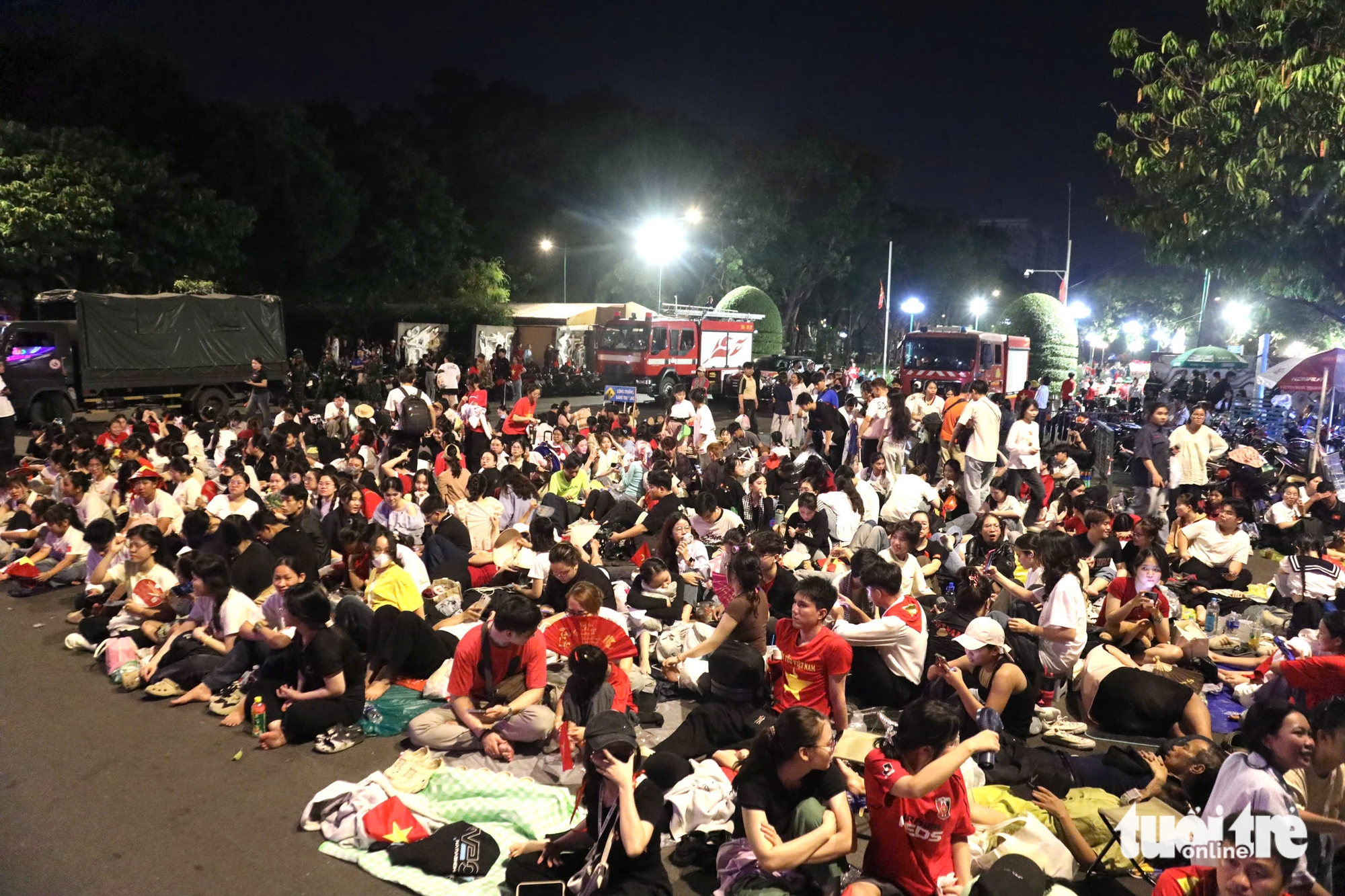 Tens of thousands fill Ho Chi Minh City streets overnight for Reunification Day parade - Ảnh 14.